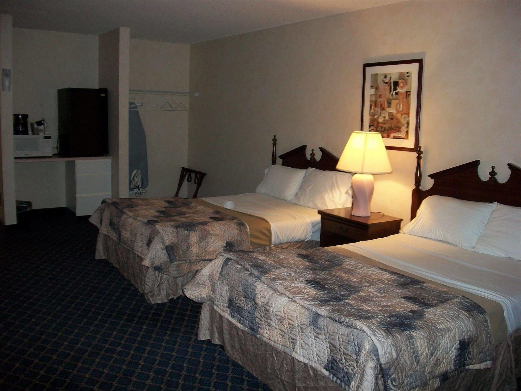Regency Inn & Suites West Springfield Exterior photo
